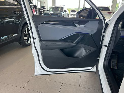 Used 2025 Volkswagen Tiguan SE R-Line FWD image 24