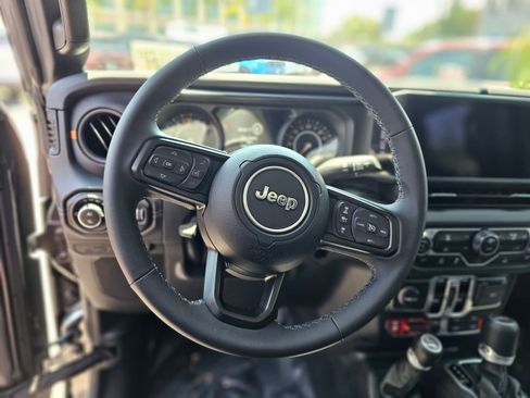 Used 2025 Jeep Gladiator Mojave AWD/4WD image 23