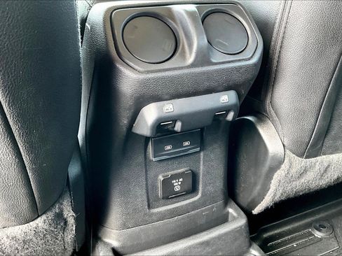 Used 2022 Jeep Wrangler Unlimited Sahara w/ Cold Weather Group AWD/4WD image 10