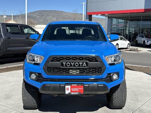 Used 2020 Toyota Tacoma TRD Off-Road w/ Technology Package AWD/4WD image 3