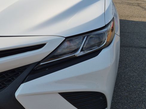 Used 2020 Toyota Camry SE w/ Convenience Package FWD image 12