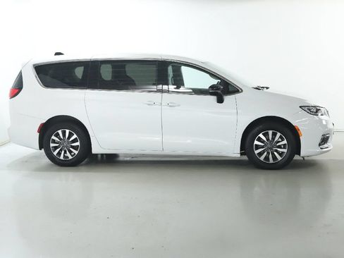 Used 2024 Chrysler Pacifica Limited FWD image 11