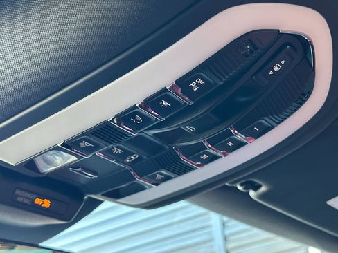 Certified 2025 Porsche Macan S AWD/4WD image 21