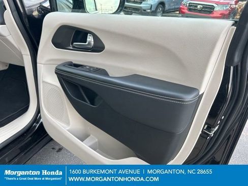 Used 2024 Chrysler Pacifica Touring-L FWD image 36