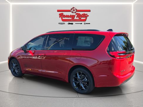 New 2027 Chrysler Pacifica Select FWD image 3