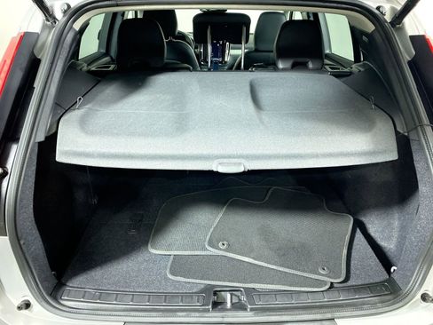 Used 2025 Volvo XC40 B5 Plus image 33