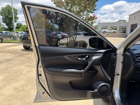 Used 2017 Nissan Rogue SV w/ SV Premium Package FWD image 9