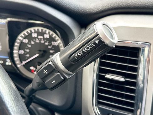 Used 2019 Nissan Titan SV w/ SV Convenience Package AWD/4WD image 17