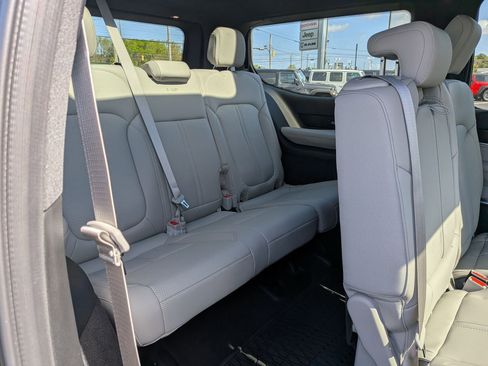 New 2026 Jeep Grand Wagoneer Summit AWD/4WD image 32