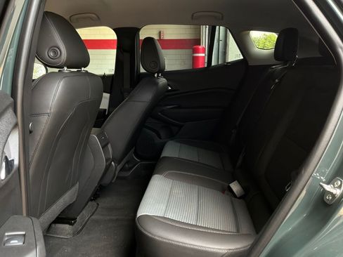 Used 2025 Chevrolet Trax LT w/ LT Convenience Package FWD image 11