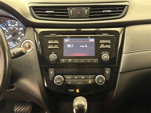 Used 2017 Nissan Rogue SV image 16