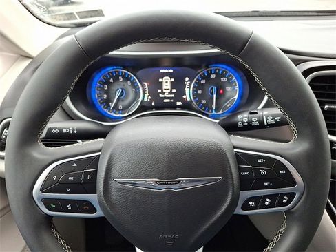 Used 2024 Chrysler Pacifica Touring-L image 19