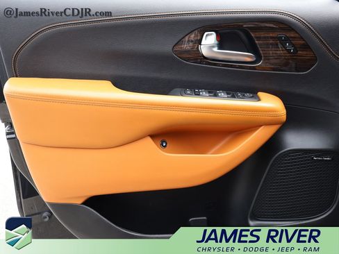 Used 2023 Chrysler Pacifica Pinnacle FWD image 20