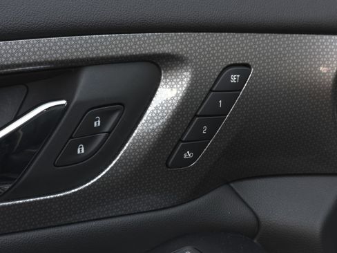 Used 2023 Chevrolet Traverse Premier image 13