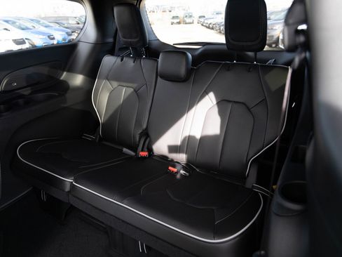 New 2026 Chrysler Pacifica Limited w/ S Appearance Package AWD/4WD image 9