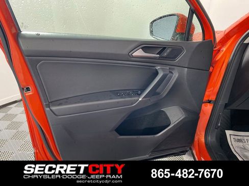 Used 2018 Volkswagen Tiguan SE w/ Panoramic Sunroof Package FWD image 12
