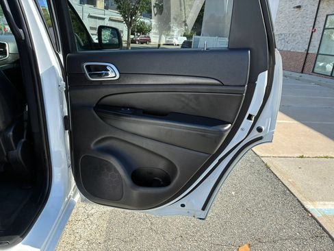 Used 2018 Jeep Grand Cherokee Altitude AWD/4WD image 15