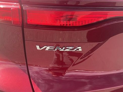 Used 2022 Toyota Venza XLE image 16