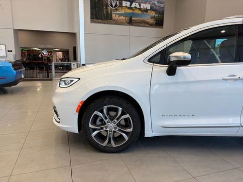 New 2026 Chrysler Pacifica Pinnacle AWD/4WD image 9