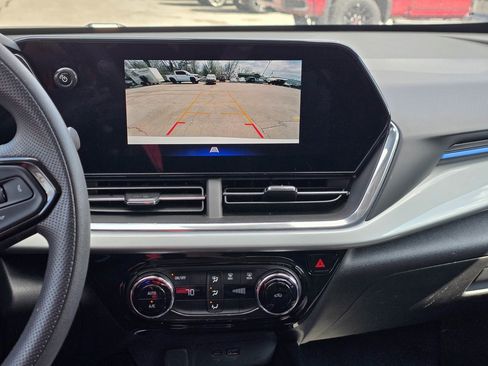 Used 2025 Chevrolet Trax LT image 17