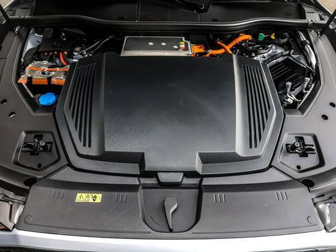 Used 2022 Audi e-tron Premium image 10