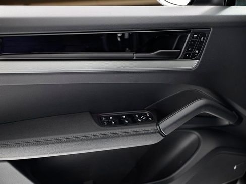 Certified 2024 Porsche Cayenne AWD/4WD image 18