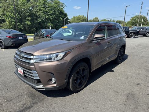 Certified 2019 Toyota Highlander Limited AWD/4WD image 2