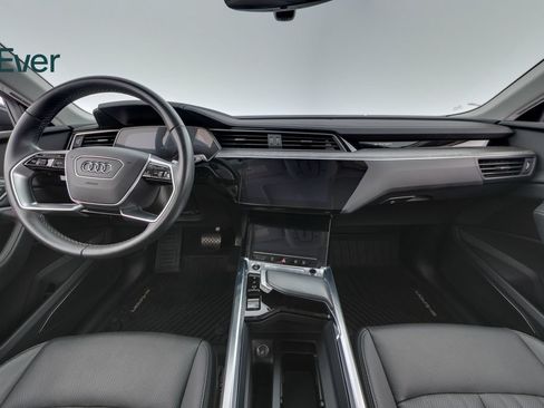 Used 2024 Audi Q8 e-tron Premium Plus AWD/4WD image 24