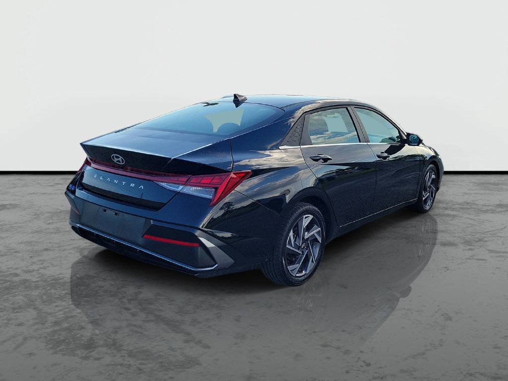 Used 2025 Hyundai Elantra SEL FWD image 2