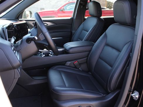 Used 2025 Chevrolet Traverse LT AWD/4WD image 17