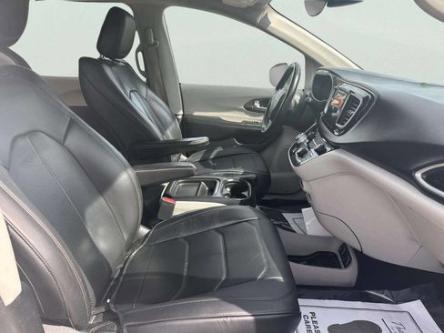 Used 2018 Chrysler Pacifica Touring-L FWD image 17