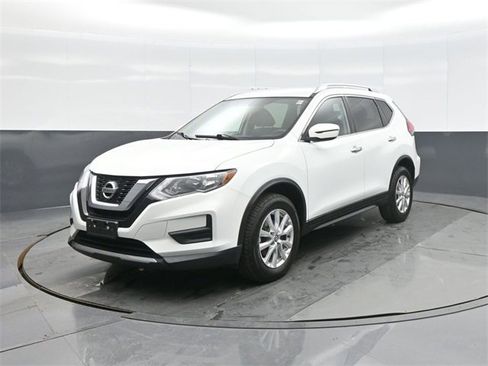 Used 2017 Nissan Rogue SV image 3