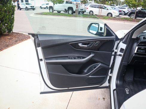 Used 2022 Audi Q8 Premium Plus image 12