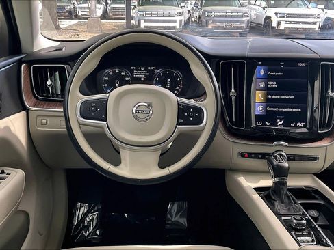 Used 2021 Volvo XC60 T6 Momentum image 6