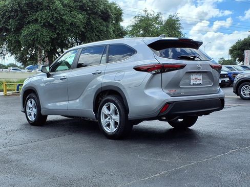 Used 2025 Toyota Highlander LE FWD image 8