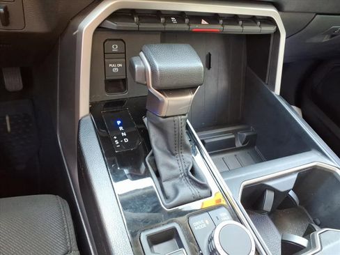 Used 2022 Toyota Tundra SR5 w/ SR5 Convenience Package AWD/4WD image 23