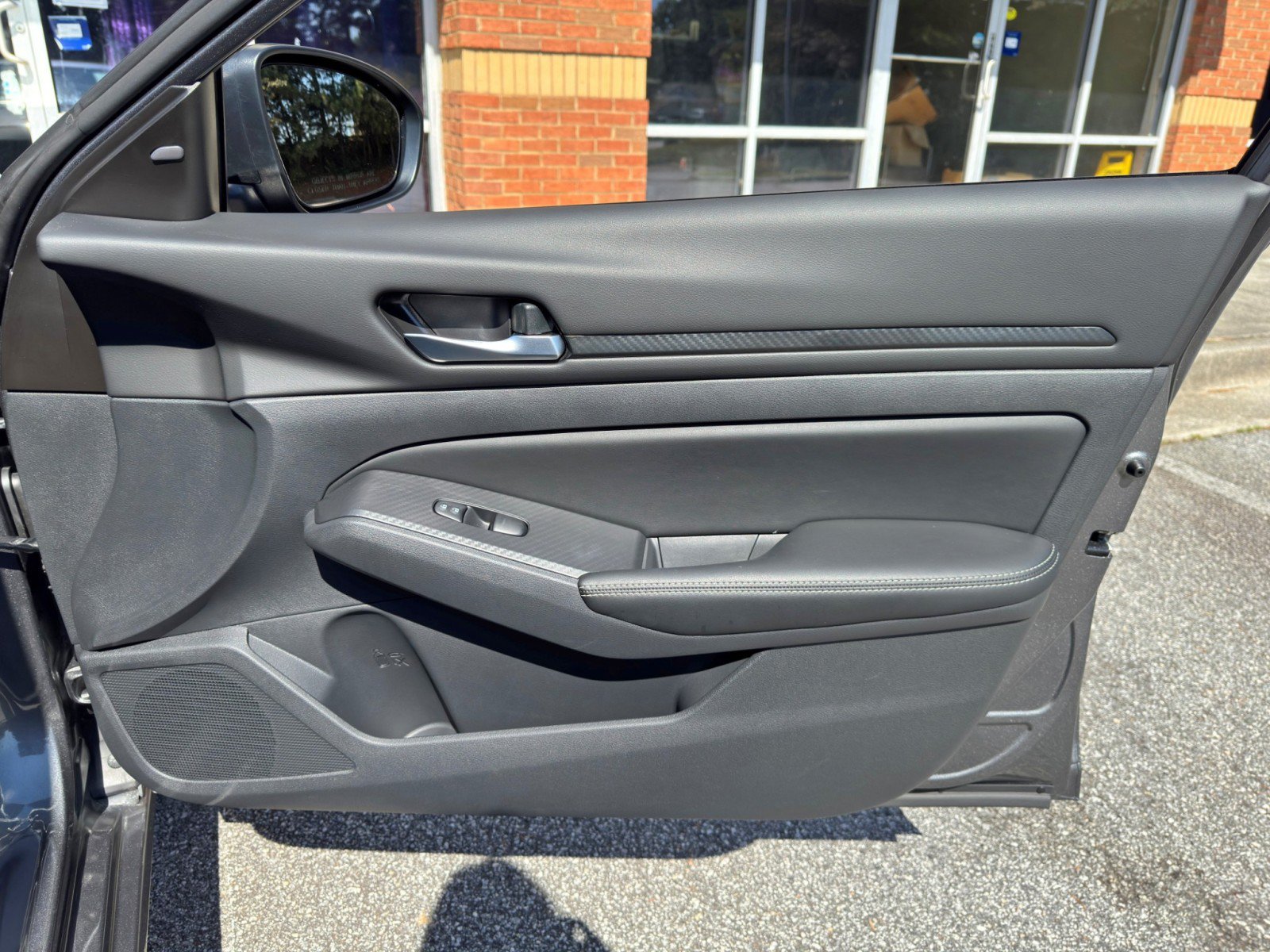 Used 2025 Nissan Altima 2.5 SV FWD image 37