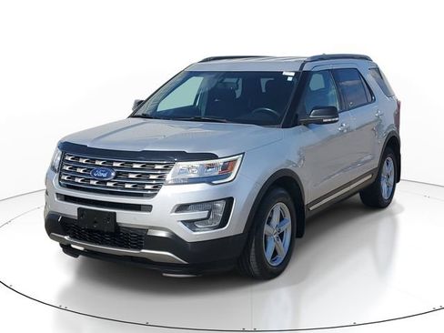 Used 2017 Ford Explorer XLT AWD/4WD image 2