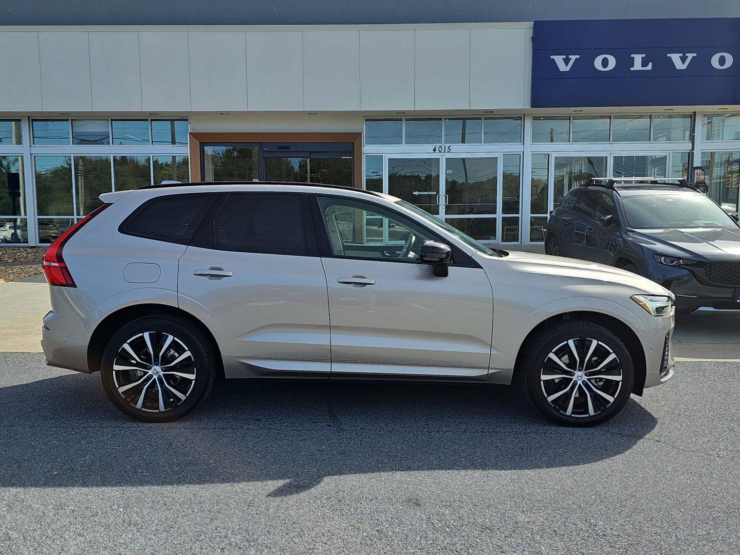 Used 2024 Volvo XC60 B5 Ultimate w/ Protection Package Premier AWD/4WD image 8