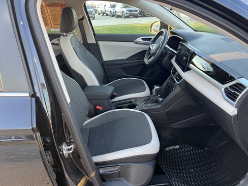 Used 2025 Volkswagen Taos SE w/ Panoramic Sunroof Package image 29