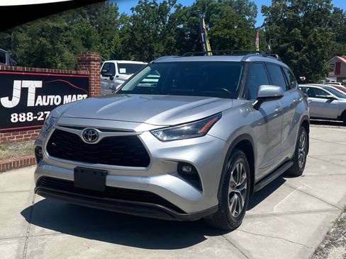 Used 2021 Toyota Highlander XLE AWD/4WD image 3
