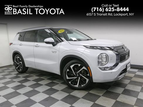 Used 2024 Mitsubishi Outlander 4WD Plug-In Hybrid image 1