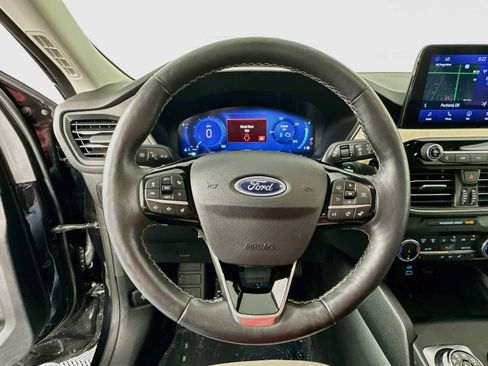 Used 2022 Ford Escape Titanium w/ Titanium Premium Package FWD image 11