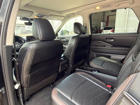 Used 2025 Nissan Pathfinder Platinum FWD image 22