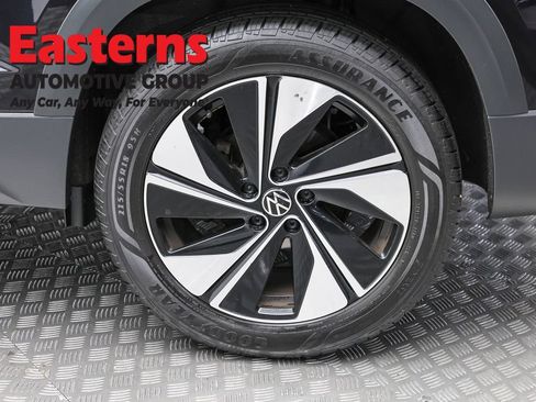 Used 2025 Volkswagen Taos SE AWD/4WD image 8