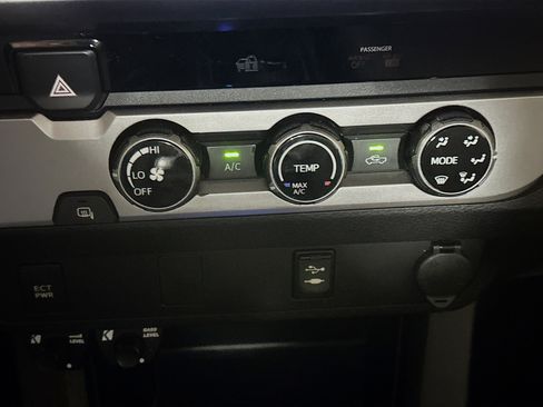 Used 2017 Toyota Tacoma SR5 w/ Tow Package image 22