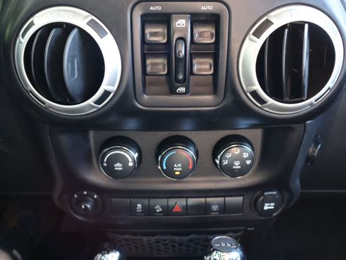 Used 2017 Jeep Wrangler Unlimited Sahara AWD/4WD image 45