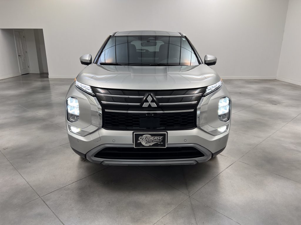 Used 2025 Mitsubishi Outlander SE FWD image 3