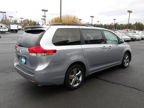 Used 2014 Toyota Sienna Limited image 5