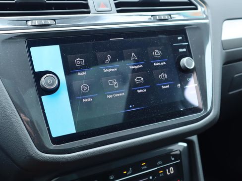 New 2024 Volkswagen Tiguan SE w/ Panoramic Sunroof Package image 26